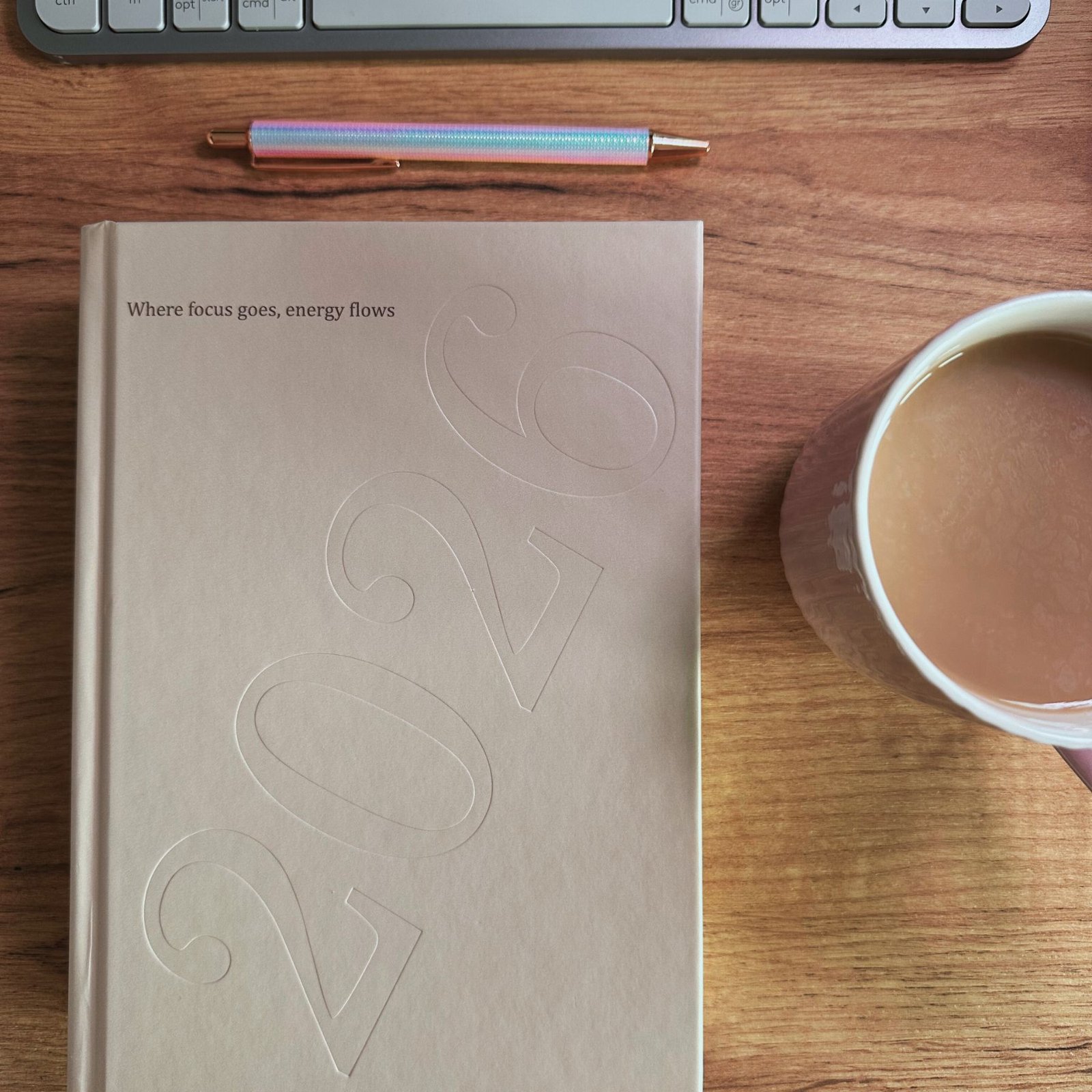 planer, kawa i długopis na biurku