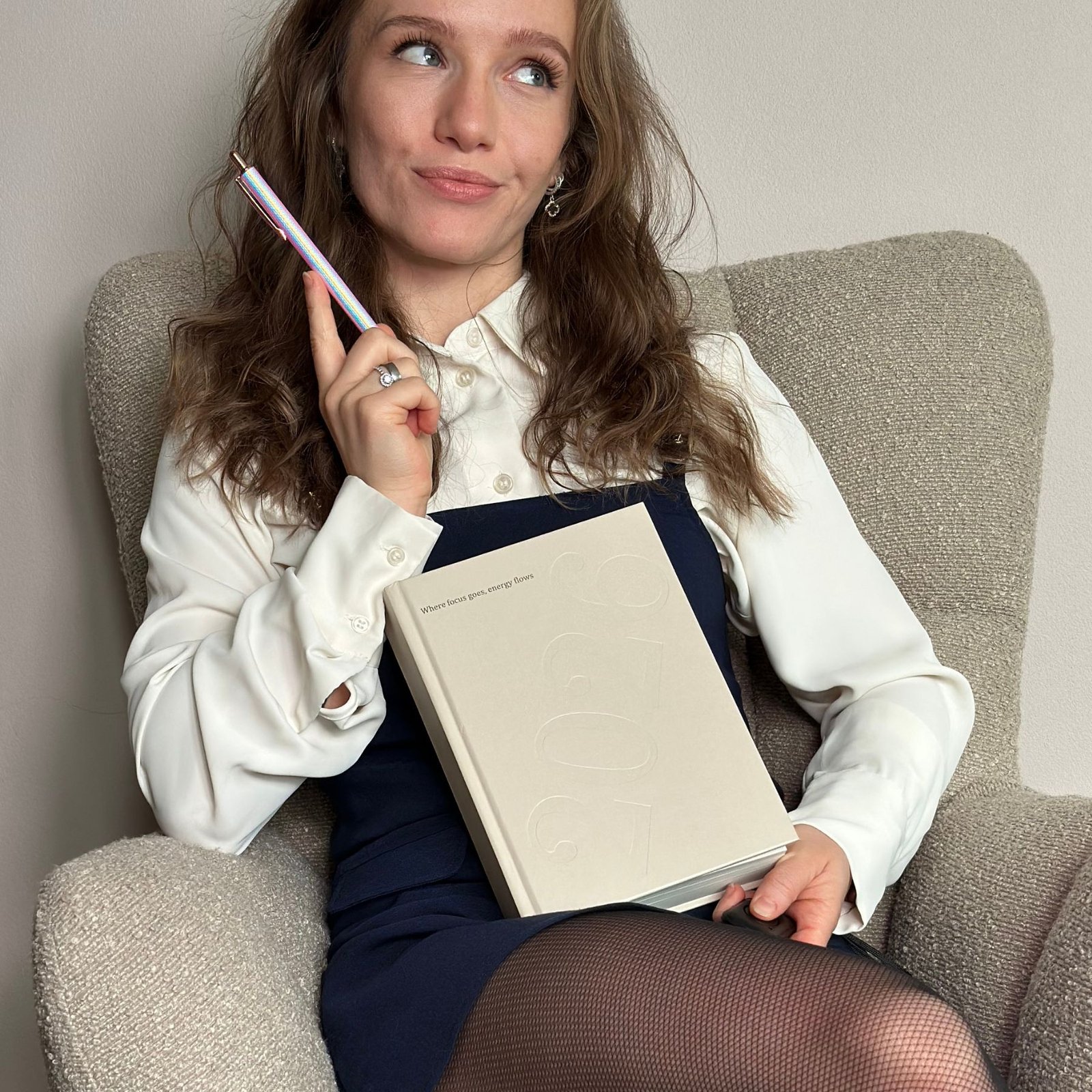 kobieta z planerem i długopisem na fotelu